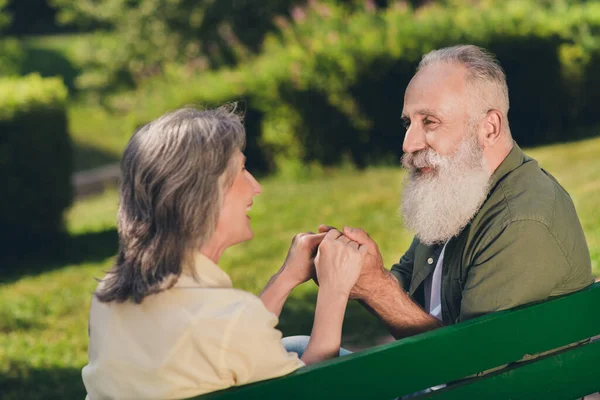 Фото счастливых пожилых людей на пенсии женщина мужчина сидеть скамейка держась за руки природа зеленая на открытом воздухе в городском парке — стоковое фото