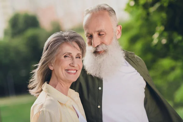 Foto de expresión optimista anciano gris pelo pareja caminar usar camisas al aire libre fin de semana en el parque — Foto de Stock