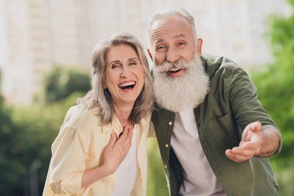 Foto de alegre positivo hombre viejo mujer pareja disfrutar de buen humor sonrisa usted usa traje casual al aire libre en el parque de la ciudad —  Fotos de Stock