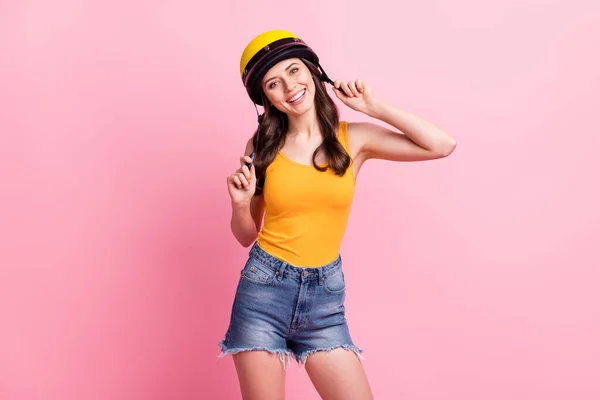 Zdjęcie tysiąclecia prędkość kochanek faliste włosy pani nosić pomarańczowy top hełm koszule izolowane na różowy kolor tła — Zdjęcie stockowe