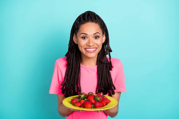 Foto de lindo peinado morena milenaria dama celebrar fresas desgaste rosa camiseta aislada sobre fondo de color verde azulado —  Fotos de Stock