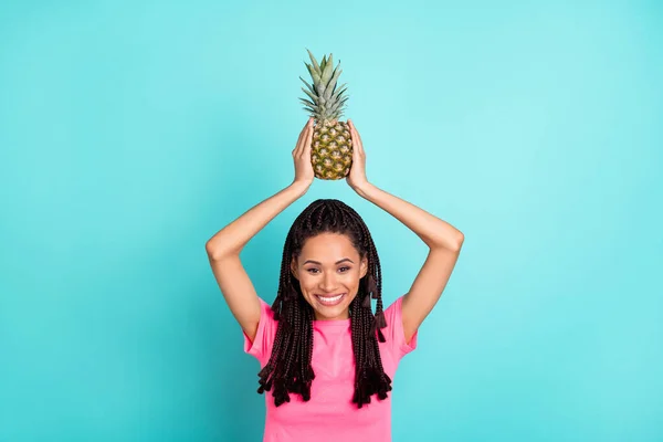 Foto de impressionado morena penteado jovem senhora segurar abacaxi desgaste rosa t-shirt isolado no fundo cor teal — Fotografia de Stock