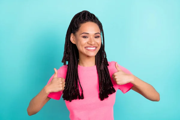 Foto do promotor menina confiável levantar o polegar até o sorriso do dente use camiseta rosa isolada no fundo de cor azul — Fotografia de Stock