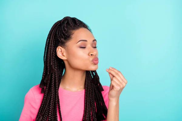 Foto de perfil de lindas trenzas peinado joven dama probar sabrosa comida desgaste rosa camiseta aislada sobre fondo de color verde azulado —  Fotos de Stock