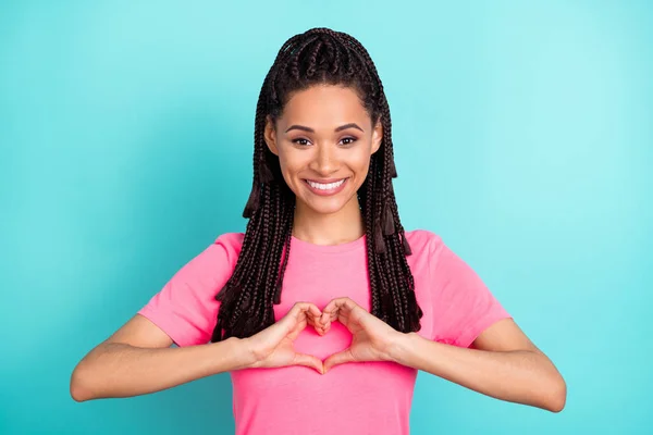 Foto de linda morena penteado jovem senhora mostrar coração desgaste rosa t-shirt isolado no fundo cor teal — Fotografia de Stock