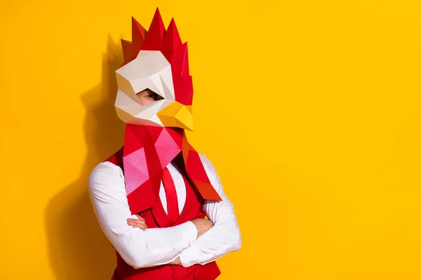 Foto di auto-assicurato manager ragazzo piegato braccia indossare pazzo cazzo maschera tuta rossa isolato colore giallo sfondo — Foto Stock