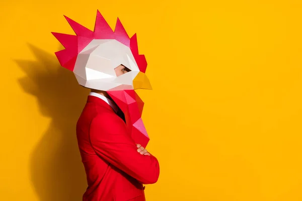 Profiel foto van zelfverzekerde kantoor assistent gekruiste handen dragen kip masker rood smoking geïsoleerde gele kleur achtergrond — Stockfoto