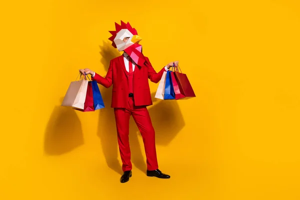 Foto van klant guy hold winkel pakketten genieten van de verkoop dragen lul masker rood smoking geïsoleerde gele kleur achtergrond — Stockfoto