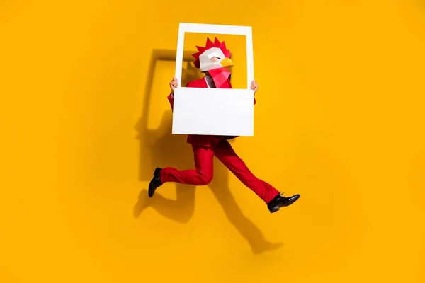 Foto de perfil de chico salto mantenga instantánea marco deportivo correr desgaste polla máscara poligonal esmoquin rojo aislado color amarillo fondo —  Fotos de Stock
