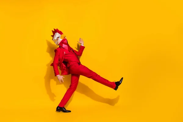 Foto de perfil de la danza disco animador divertirse usar gallo máscara poligonal esmoquin rojo aislado color amarillo fondo —  Fotos de Stock