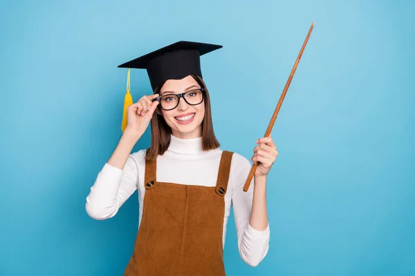 Foto di giovane donna attraente intelligente intelligente professore mano toccare occhiali isolati su sfondo di colore blu — Foto Stock