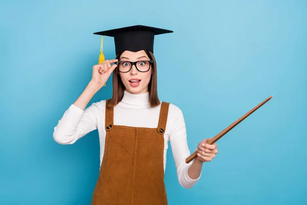 Foto van jong opgewonden meisje verbaasd hand aanraken bril academische wijzer lege ruimte geïsoleerd over blauwe kleur achtergrond — Stockfoto