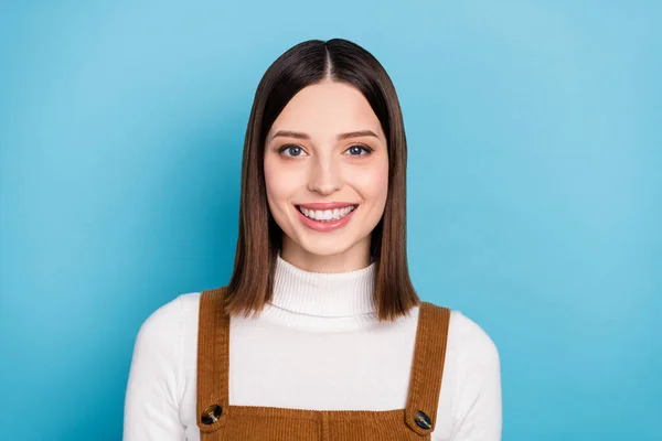 Foto der Jugend schöne Dame besuchen Zahnarzt Höhlenschutz Klinik isoliert über blaue Farbe Hintergrund — Stockfoto