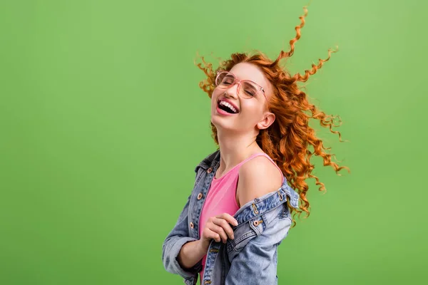 Foto del lado del perfil de la joven chica alegre feliz sonrisa positiva viento soplar pelo disfrutar aislado sobre fondo de color verde — Foto de Stock