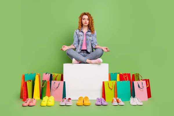 Genç kızın tam boy fotoğrafı yoga zen sakin alışveriş terapi çantaları yeşil arka planda izole edilmiş. — Stok fotoğraf