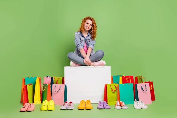 Full length photo of young girl happy positive smile shop αγορά επιλέξτε παπούτσια shopaholic τσάντες απομονώνονται σε πράσινο χρώμα φόντο — Φωτογραφία Αρχείου