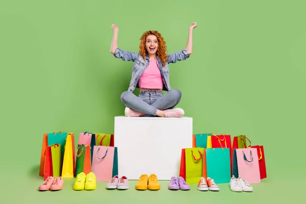 Pleine taille photo de jeune fille heureux sourire positif se réjouir succès chanceux noir vendredi vente acheter chaussures isolées sur fond de couleur verte — Photo