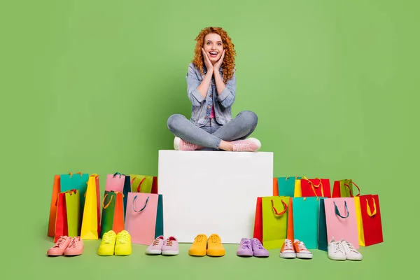 Mutlu, mutlu, mutlu, gülümseyen genç kızın uzun boylu fotoğrafı yeşil arka planda izole edilmiş ayakkabı çantası satışı. — Stok fotoğraf