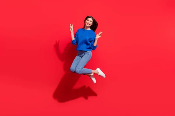 Pełne ciało zdjęcie wesoły chłodny szczęśliwy kobieta skakać show v-sign uśmiech odizolowany na czerwonym tle kolor — Zdjęcie stockowe