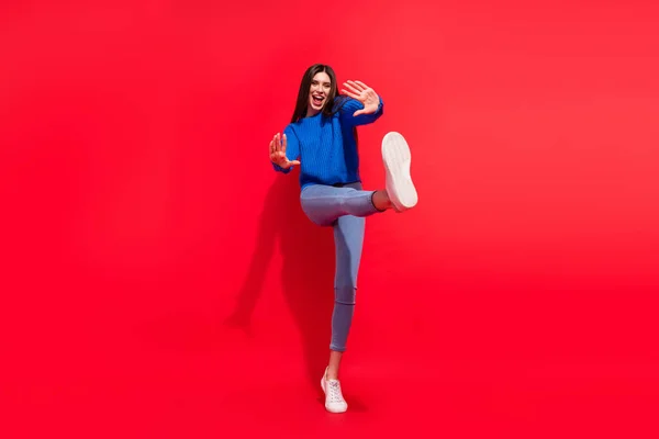 Full length φωτογραφία του ελκυστική νεαρή ωραία αστεία γυναίκα σηκώστε τα χέρια πόδι χορό απομονώνονται σε κόκκινο χρώμα φόντο — Φωτογραφία Αρχείου