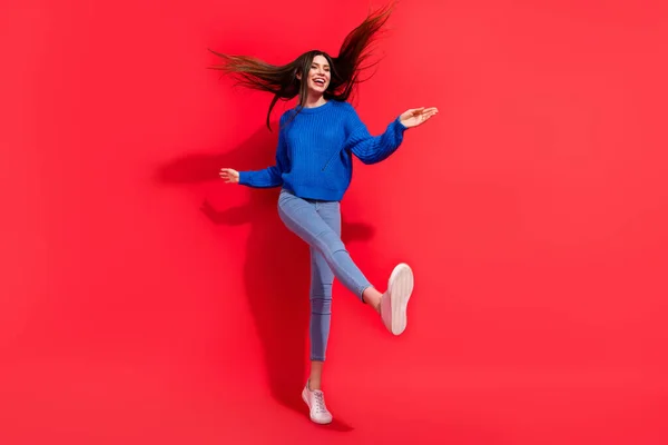 Foto de corpo inteiro de alegre feliz muito jovem mosca cabelo bom humor sorriso isolado no fundo de cor vermelha — Fotografia de Stock