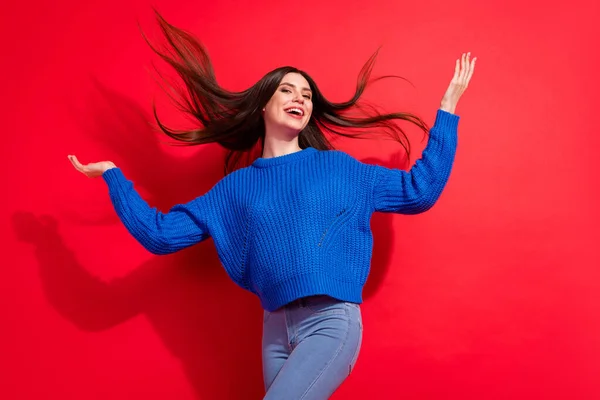 Foto de alegre bela jovem mosca haor bom humor sorriso usar roupas casuais isolado no fundo de cor vermelha — Fotografia de Stock