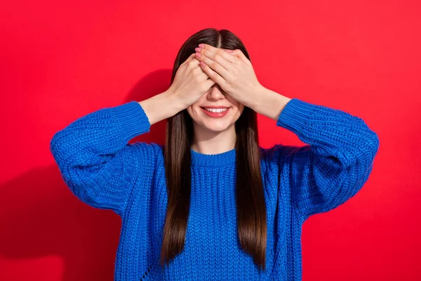 Foto retrato morena em pulôver casual olhos cobertos com as mãos jogo infantil isolado cor vermelha vívida fundo — Fotografia de Stock