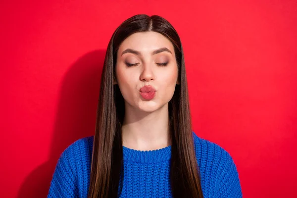 Foto retrato morena enviando aire beso en fecha soñadora romántico coqueta aislado en vibrante color rojo fondo — Foto de Stock