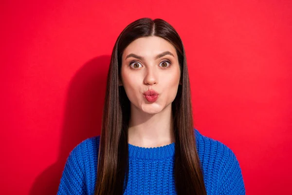 Foto portrét bruneta posílání vzduchu polibek na datum izolované na pulzující červené pozadí — Stock fotografie