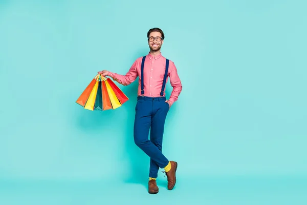 Genç adamın tam boy fotoğrafı mutlu mutlu gülümseyen alışveriş torbaları müşteri turkuaz renk arkaplan izole — Stok fotoğraf