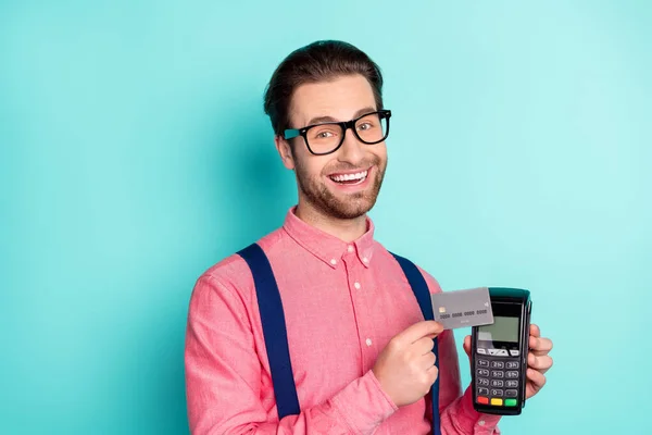 Foto van jongeman gelukkig positieve glimlach betalen bankpas terminal kopen pos transactie geïsoleerd over teal kleur achtergrond — Stockfoto