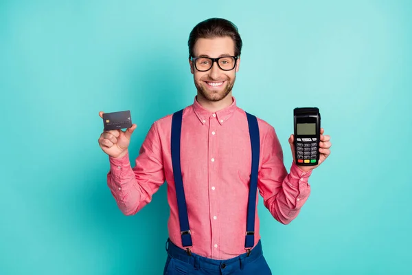 Foto van jongeman gelukkig positieve glimlach toon credit card terminal paypass geïsoleerd over teal kleur achtergrond — Stockfoto