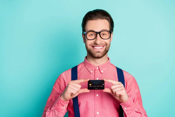 Foto van jonge zakenman blij positieve glimlach demonstreren bank plastic kaart geïsoleerd over teal kleur achtergrond — Stockfoto