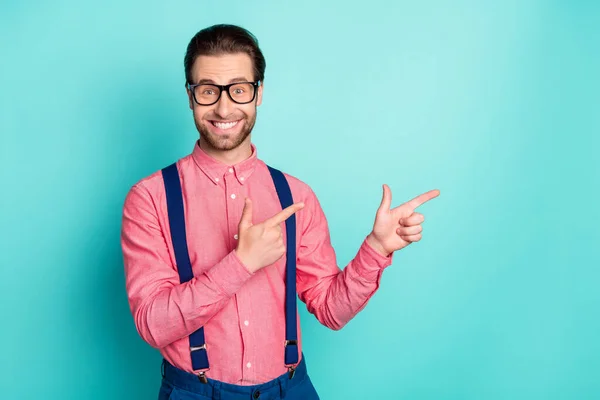 Фото веселого здивованого молодого щасливого чоловіка вказують палець порожній простір посмішки ізольовані на кольоровому фоні — стокове фото