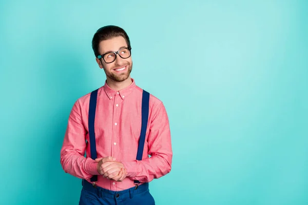 Foto do jovem homem bonito feliz sorriso positivo formalwear olhar espaço vazio isolado sobre fundo cor teal — Fotografia de Stock