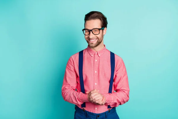 Foto de alegre homem encantador feliz segurar as mãos juntas sorrir usar óculos isolados no fundo cor teal — Fotografia de Stock