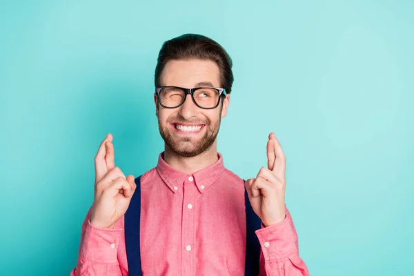 Foto van jonge man gelukkig positieve glimlach knipoog gekruiste handen hopr geluk succes geïsoleerd over teal kleur achtergrond — Stockfoto
