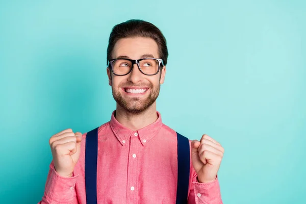 Foto de alegre joven soñador feliz mirar espacio vacío ganador sonrisa aislada sobre fondo de color verde azulado —  Fotos de Stock