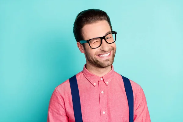 Фото позитивного позитивного молодого человека подмигивающий глаз улыбка носить очки изолированы на пастельно-бирюзовом фоне — стоковое фото