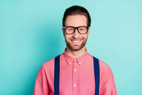 Φωτογραφία του νεαρού χαρούμενου άνδρα ευτυχής θετικό χαμόγελο αυτοπεποίθηση γυαλιά ηλίου απομονώνονται πάνω teal φόντο χρώμα — Φωτογραφία Αρχείου