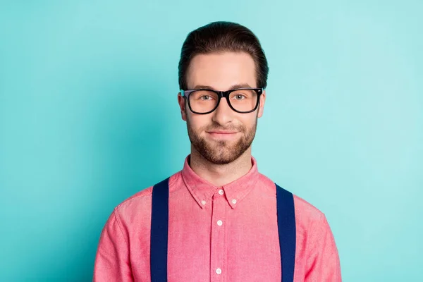 Bilde av en munter ung mann smiler godt humør bruker briller bukseseler isolert på farge bakgrunn – stockfoto