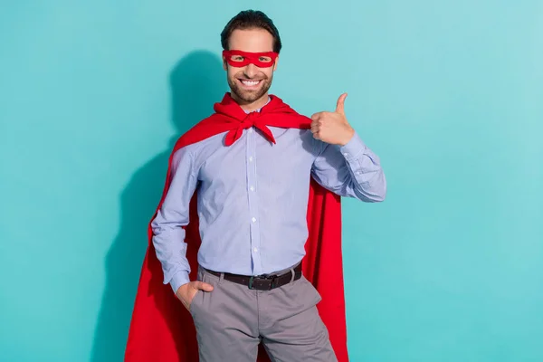 Foto do promotor super-herói cara levantar polegar aprovar solução usar máscara camisa roxa isolado cor teal fundo — Fotografia de Stock