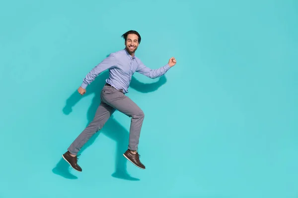 Bild av agent trevlig kille springa framåt sidan bråttom försäljning koncept bära lila skjorta isolerad teal färg bakgrund — Stockfoto