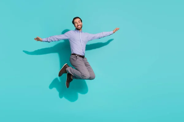 Foto de despreocupado inspirado conceito de férias salto representativo desgaste camisa roxa isolado cor turquesa fundo — Fotografia de Stock