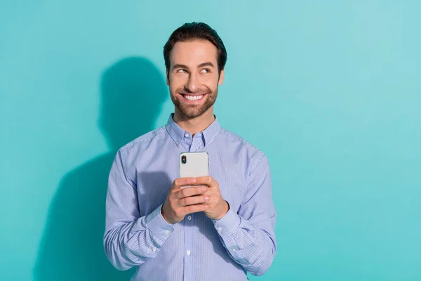 Фото розумного інвестора, який тримає телефон, вважають найкращим варіантом одягання фіолетової сорочки ізольованого бірюзового кольору фону — стокове фото