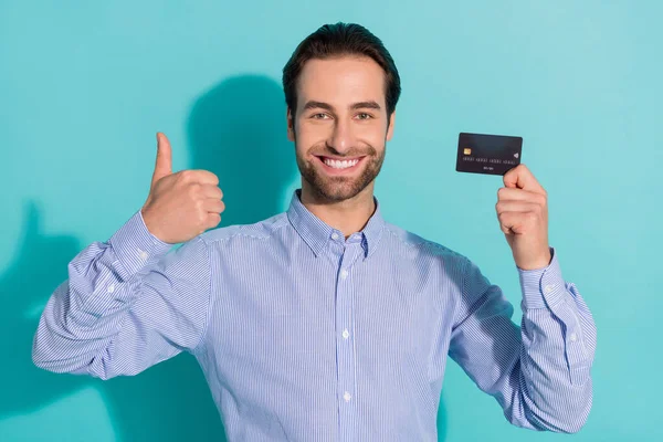 Foto van slimme retail agent goed te keuren online winkelen verhogen duim-up slijtage violet shirt geïsoleerde teal kleur achtergrond — Stockfoto