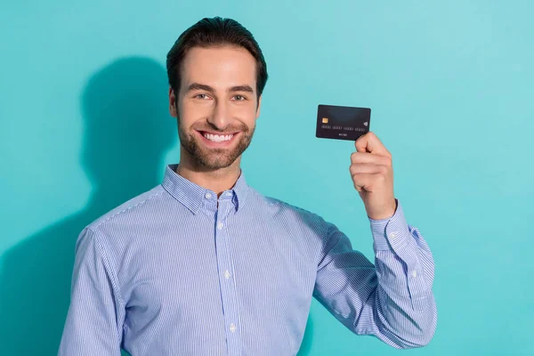 Foto van zelfverzekerde ceo presenteren beste product kaart cashback advies dragen violet shirt geïsoleerde teal kleur achtergrond — Stockfoto