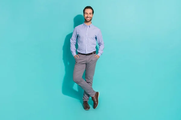 Foto de la empresa carismática positiva segura de sí mismo representante desgaste camisa púrpura aislado color verde azulado fondo —  Fotos de Stock