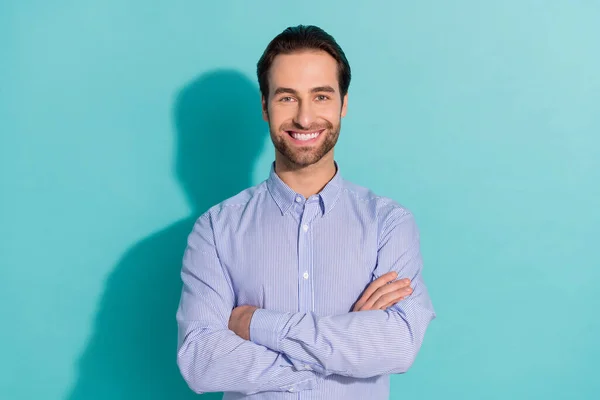 Foto de brazos plegados empleados inteligentes confiados exitosos posando usar camisa violeta fondo de color verde azulado aislado — Foto de Stock