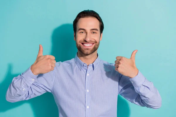 Фото положительного хорошего парня поднять большой палец вверх скорость лучший счет выбрать носить фиолетовую рубашку изолированный бирюзовый цвет фона — стоковое фото